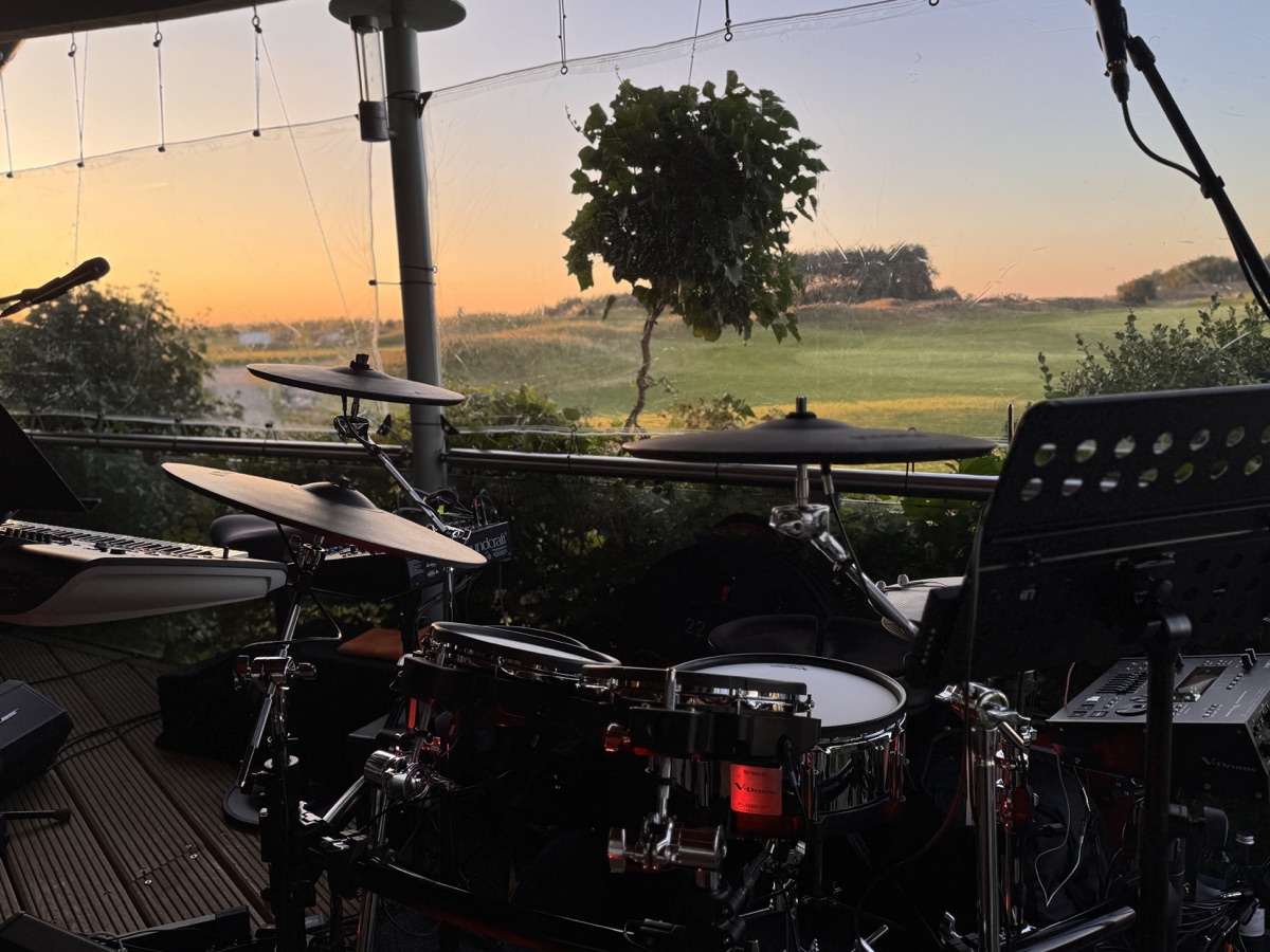 Digitales Schlagzeug von Der gute Ton mit Blick auf einen Golfplatz bei Sonnenuntergang