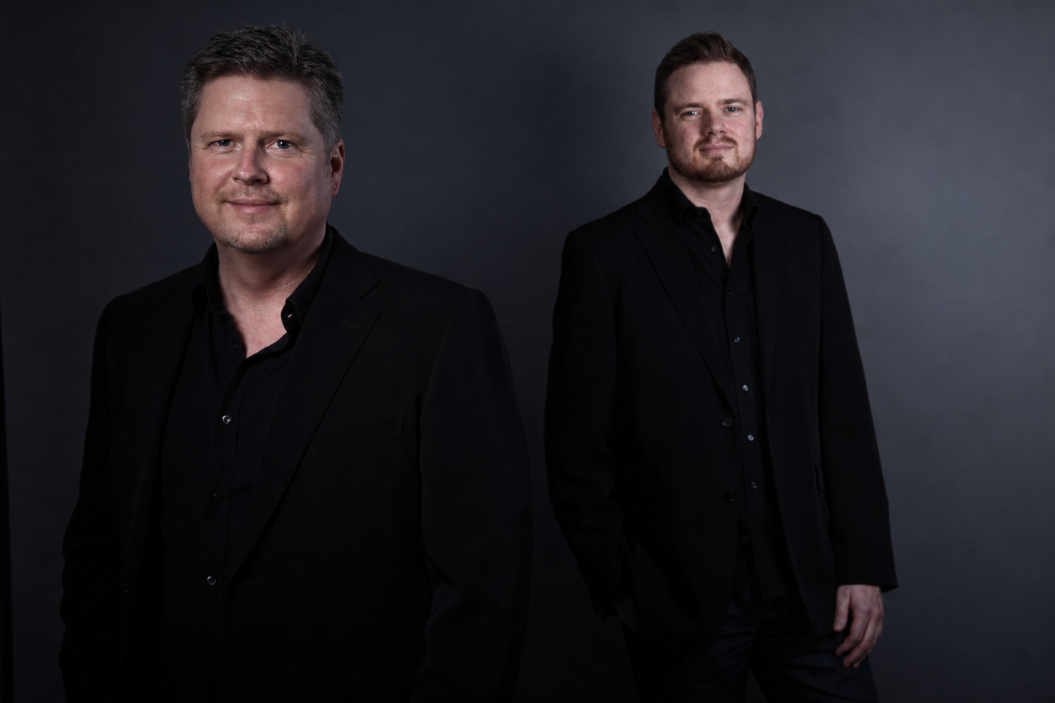 Jan und Jentschi von Der gute Ton in schwarzer Abendgarderobe