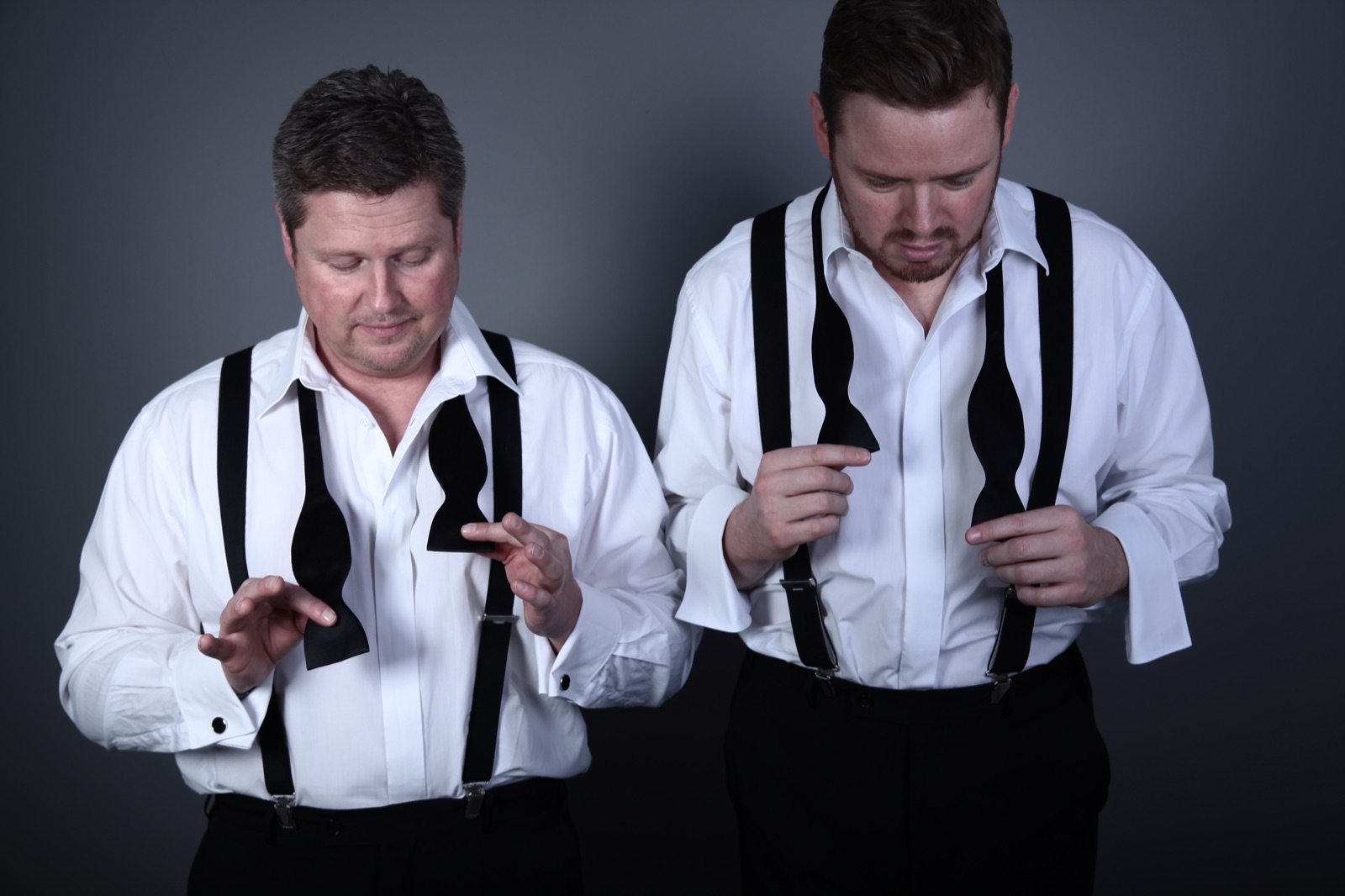 Jan und Jentschi von Der gute Ton konzentriert in weißen Hemden mit offenen Fliegen