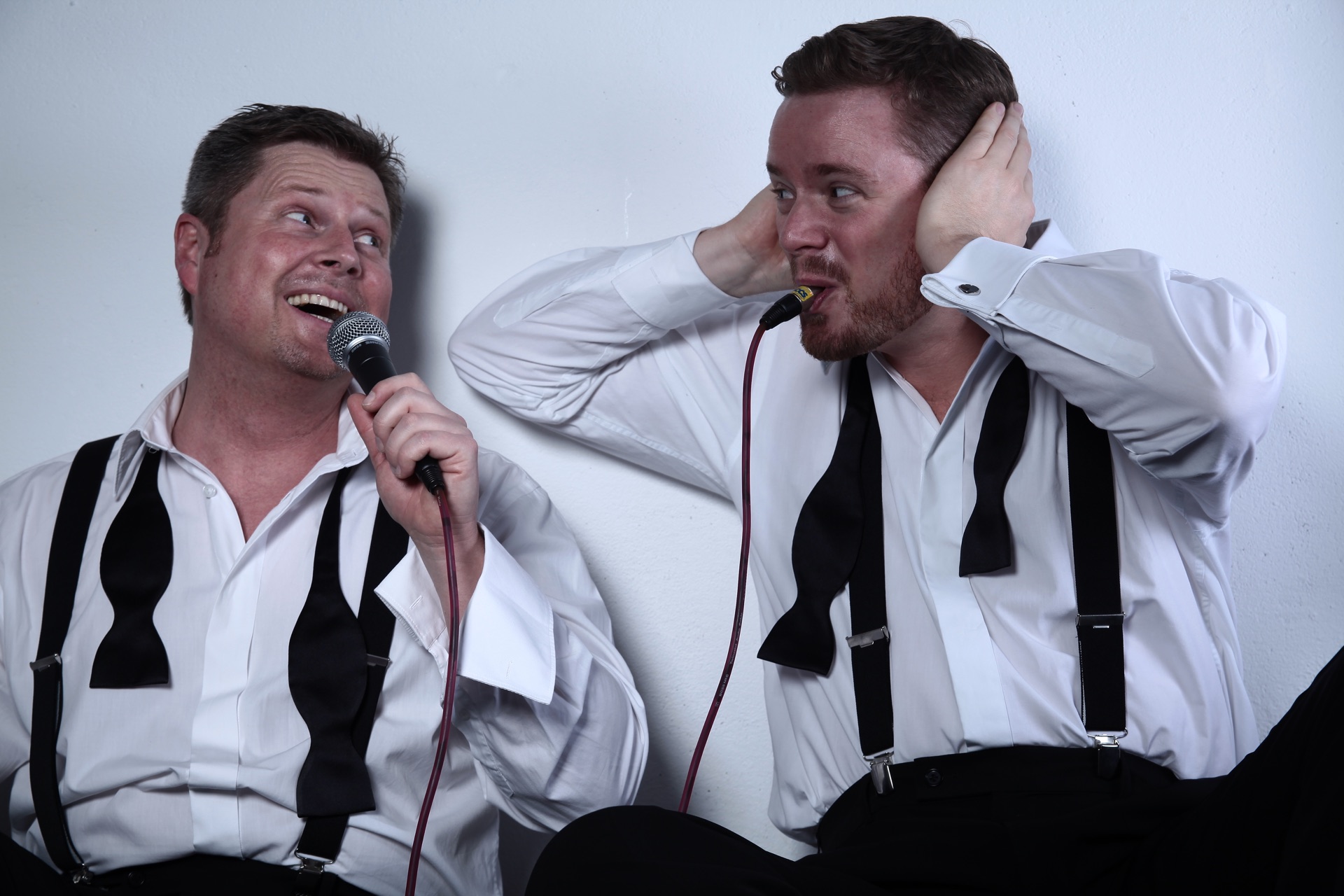 Jan und Jentschi humorvoll mit Mikrofonen